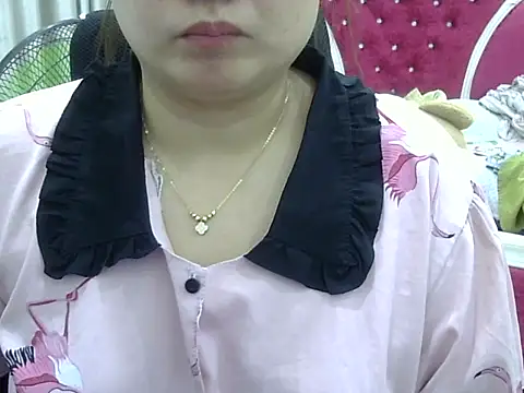 Snapshot of Sarah_no_land chatting on 05-17-26, 07:50 Sarah no land online show from 05-17-26, 07:50