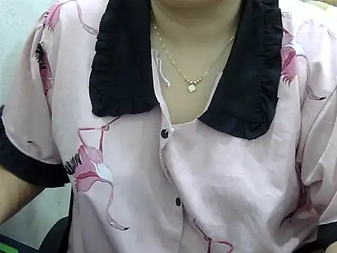 Snapshot of Sarah_no_land chatting on 05-22-26, 04:23 Sarah no land online show from 05-22-26, 04:23