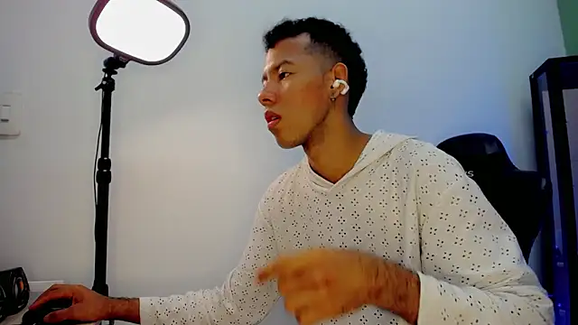 Snapshot of Tupac_D chatting on 01-06-26, 04:05 Tupac D online show from 01-06-26, 04:05