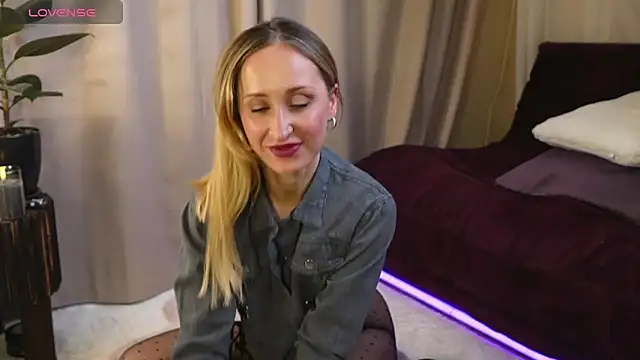 Emely Moon online show from 04-07-26, 06:41