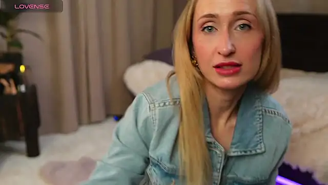 Snapshot of Emely_Moon chatting on 04-25-26, 06:38 Emely Moon online show from 04-25-26, 06:38