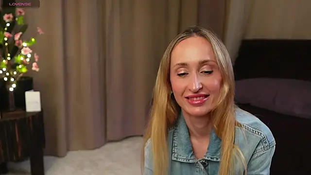 Snapshot of Emely_Moon chatting on 06-04-26, 07:31 Emely Moon online show from 06-04-26, 07:31
