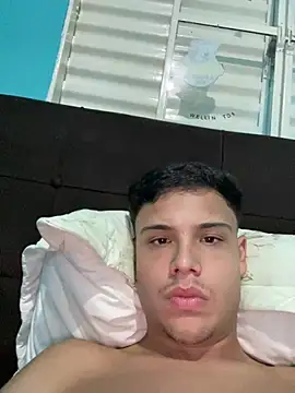 Snapshot of Wellington00_ chatting on 02-10-26, 01:21 Wellington00 online show from 02-10-26, 01:21