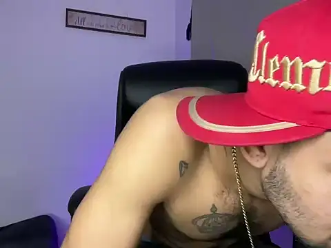 Snapshot of enyel_100 chatting on 03-04-26, 07:58 enyel 100 online show from 03-04-26, 07:58