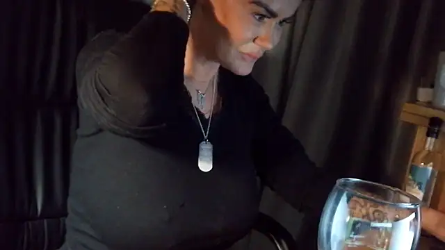 Snapshot of ScottishIvy chatting on 02-11-26, 01:10 ScottishIvy online show from 02-11-26, 01:10