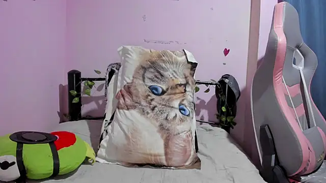 Snapshot of Elfi_3 chatting on 01-08-26, 11:01 Elfi 3 online show from 01-08-26, 11:01