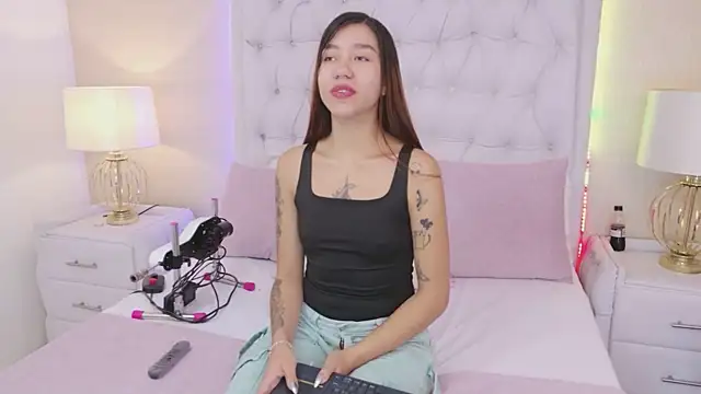 Snapshot of VioletFroost chatting on 01-11-26, 12:10 VioletFroost online show from 01-11-26, 12:10