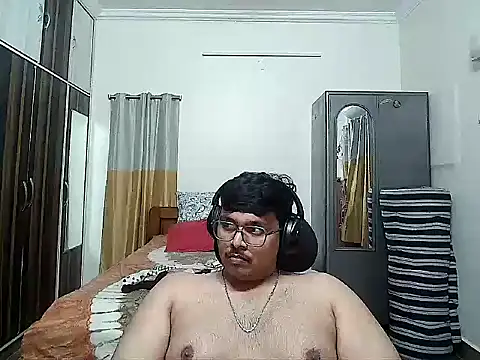 Snapshot of maxi23932 chatting on 05-17-26, 11:28 maxi23932 online show from 05-17-26, 11:28