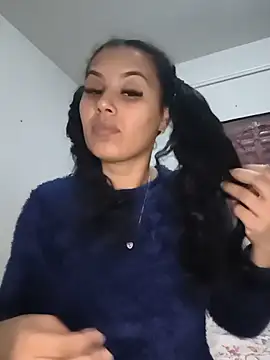 Snapshot of Larissinha015 chatting on 07-17-26, 01:45 Larissinha015 online show from 07-17-26, 01:45