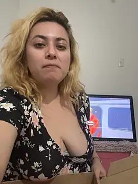 Snapshot of Lililuxx chatting on 03-08-26, 02:15 Lililuxx online show from 03-08-26, 02:15