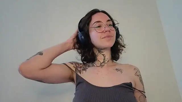Snapshot of Dirty_Pink chatting on 06-19-26, 08:07 Dirty Pink online show from 06-19-26, 08:07