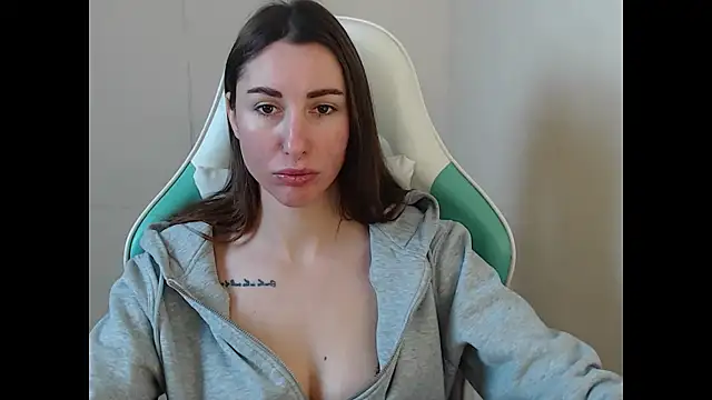 Snapshot of cammila_horn chatting on 01-13-26, 12:32 cammila horn online show from 01-13-26, 12:32