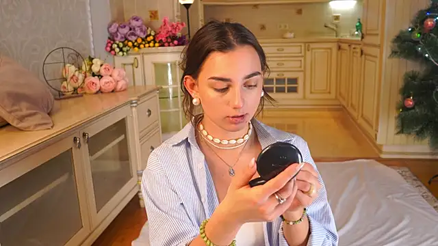 Snapshot of MinnaShummon chatting on 01-10-26, 10:17 MinnaShummon online show from 01-10-26, 10:17