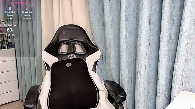 Snapshot of LuLu-lll chatting on 02-12-26, 05:30 LuLu-lll online show from 02-12-26, 05:30