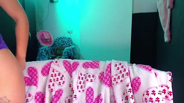 Snapshot of maddiie chatting on 01-13-26, 04:34 maddiie online show from 01-13-26, 04:34