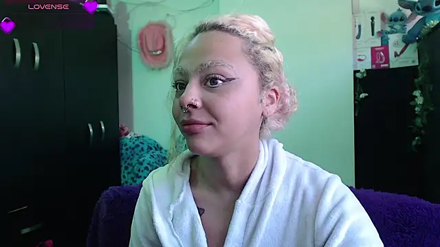 Snapshot of maddiie chatting on 01-18-26, 03:27 maddiie online show from 01-18-26, 03:27