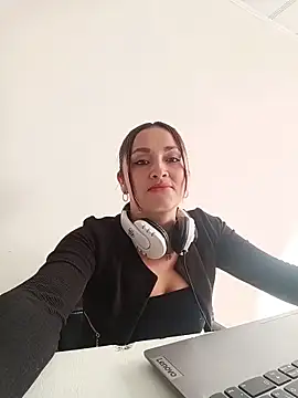 Snapshot of Alejandra_N chatting on 06-10-26, 01:21 Alejandra N online show from 06-10-26, 01:21