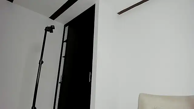 Snapshot of zarina_coleman chatting on 05-18-26, 04:07 zarina coleman online show from 05-18-26, 04:07
