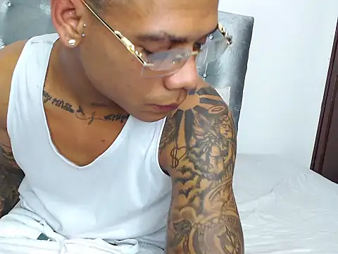 Snapshot of joelgarretx chatting on 01-10-26, 03:52 joelgarretx online show from 01-10-26, 03:52