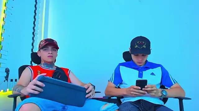 Snapshot of Thomas-Wil chatting on 01-12-26, 09:31 Thomas-Wil online show from 01-12-26, 09:31