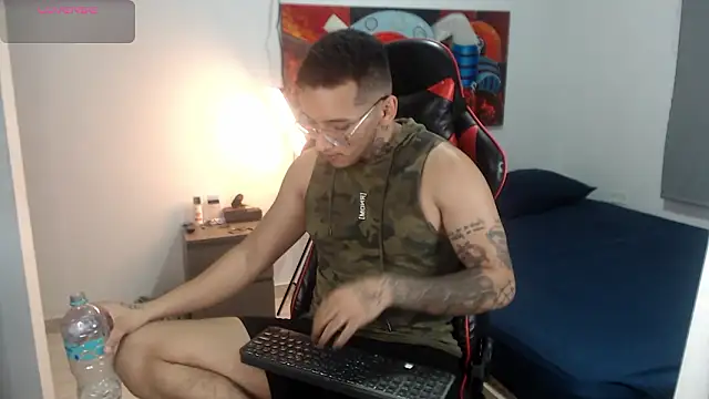 Snapshot of EvanVelvet chatting on 02-04-26, 01:11 EvanVelvet online show from 02-04-26, 01:11