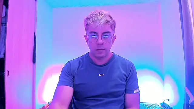 Snapshot of davidMars1 chatting on 03-09-26, 04:33 davidMars1 online show from 03-09-26, 04:33