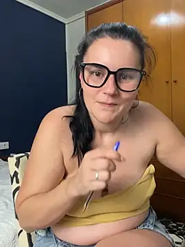 Snapshot of Alice_Dan chatting on 06-03-26, 02:33 Alice Dan online show from 06-03-26, 02:33