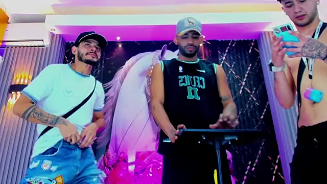 Snapshot of The_Gods_In_Diamonds chatting on 01-11-26, 04:50 The Gods In Diamonds online show from 01-11-26, 04:50