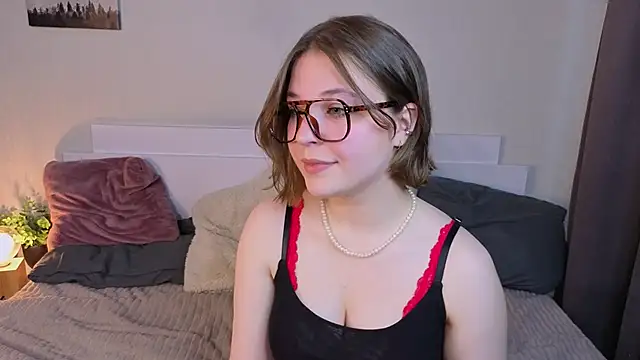 Snapshot of Next2Marie chatting on 05-06-26, 06:19 Next2Marie online show from 05-06-26, 06:19