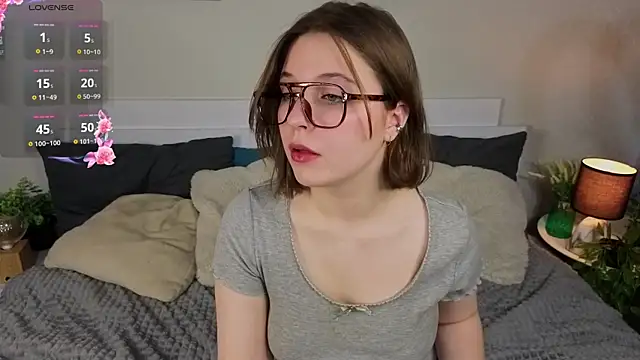 Snapshot of Next2Marie chatting on 05-27-26, 06:32 Next2Marie online show from 05-27-26, 06:32