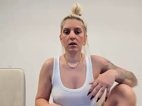 Snapshot of EvelynEvyyy chatting on 02-05-26, 06:07 EvelynEvyyy online show from 02-05-26, 06:07