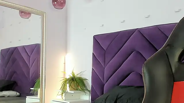 Snapshot of Meeganfoox chatting on 01-13-26, 04:07 Meeganfoox online show from 01-13-26, 04:07