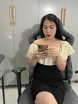 Snapshot of Llabi2k chatting on 07-17-26, 10:36 Llabi2k online show from 07-17-26, 10:36