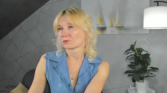 Snapshot of Julie_Lucas chatting on 06-25-26, 12:10 Julie Lucas online show from 06-25-26, 12:10