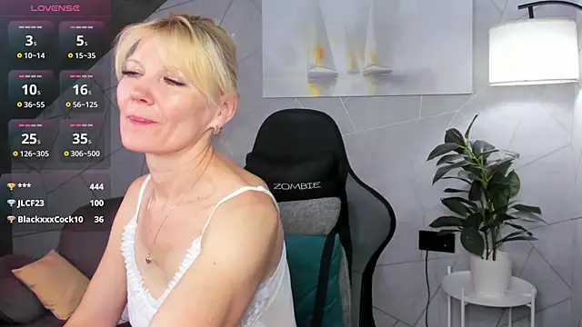 Snapshot of Julie_Lucas chatting on 07-02-26, 03:23 Julie Lucas online show from 07-02-26, 03:23