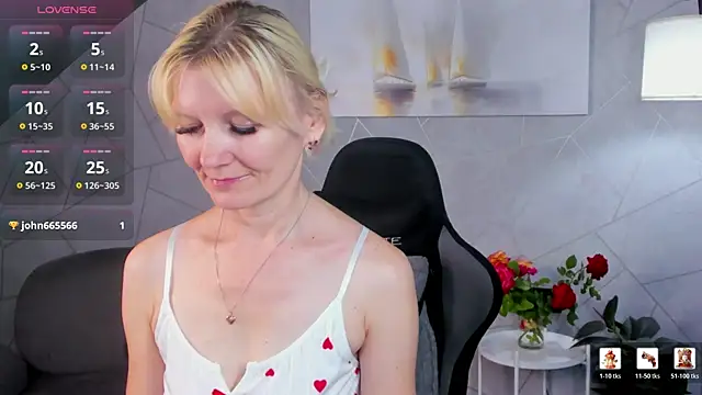 Snapshot of Julie_Lucas chatting on 07-09-26, 12:48 Julie Lucas online show from 07-09-26, 12:48