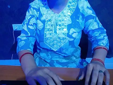Snapshot of pari_04 chatting on 06-01-26, 07:43 pari 04 online show from 06-01-26, 07:43