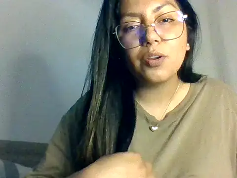 Snapshot of Miickinow chatting on 01-13-26, 02:33 Miickinow online show from 01-13-26, 02:33