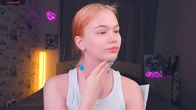 Snapshot of OwlLynn chatting on 02-21-26, 08:15 OwlLynn online show from 02-21-26, 08:15