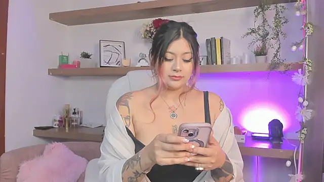 Snapshot of _Lorraine_v chatting on 04-14-26, 05:19 Lorraine v online show from 04-14-26, 05:19
