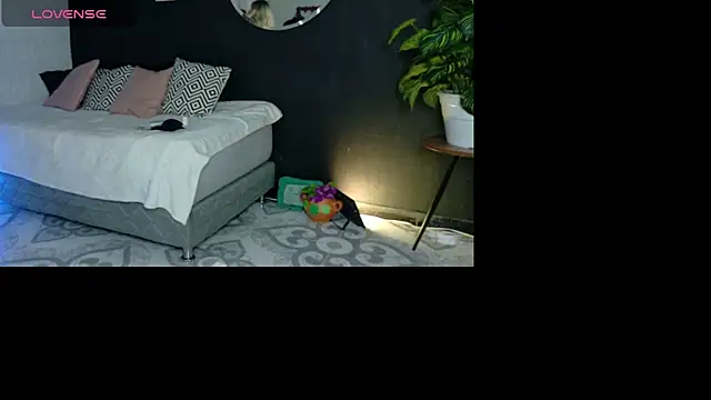 Noaah25  online show from 04-18-26, 03:21