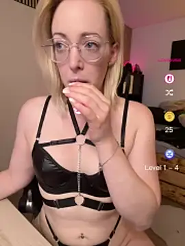 Snapshot of Lea-Kirsch chatting on 04-27-26, 07:06 Lea-Kirsch online show from 04-27-26, 07:06