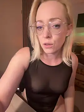 Snapshot of Lea-Kirsch chatting on 05-17-26, 06:37 Lea-Kirsch online show from 05-17-26, 06:37
