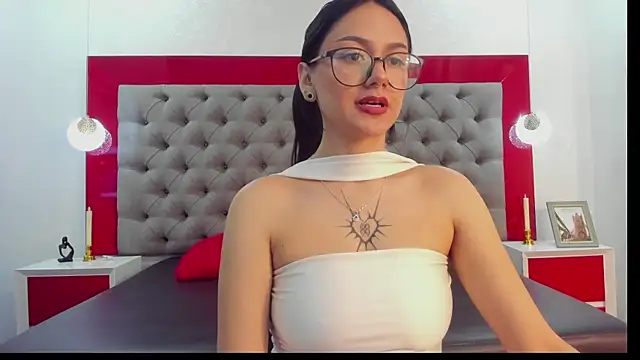 Snapshot of NiccolleHall chatting on 01-16-26, 12:53 NiccolleHall online show from 01-16-26, 12:53