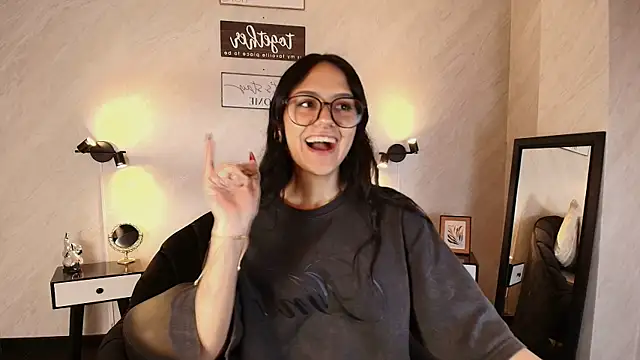 Snapshot of NiccolleHall chatting on 02-12-26, 01:17 NiccolleHall online show from 02-12-26, 01:17