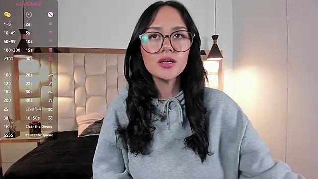 Snapshot of NiccolleHall chatting on 02-18-26, 03:41 NiccolleHall online show from 02-18-26, 03:41