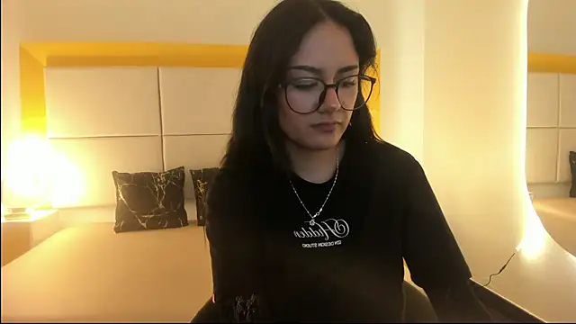 Snapshot of NiccolleHall chatting on 02-20-26, 01:33 NiccolleHall online show from 02-20-26, 01:33