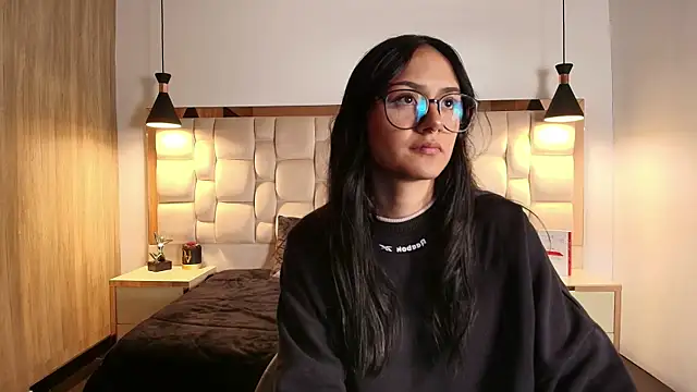 Snapshot of NiccolleHall chatting on 02-25-26, 01:32 NiccolleHall online show from 02-25-26, 01:32