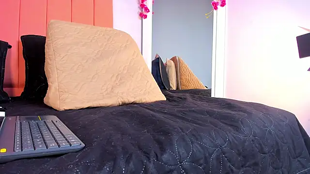 rose thompson19 online show from 06-18-26, 07:18