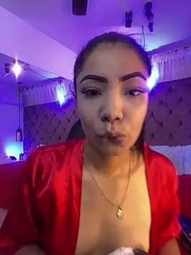Snapshot of Auri__ chatting on 04-25-26, 07:44 Auri online show from 04-25-26, 07:44